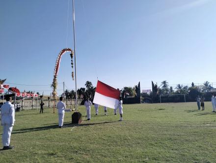 Pemerintah Desa Pacung Mengikuti Upacara Bendera